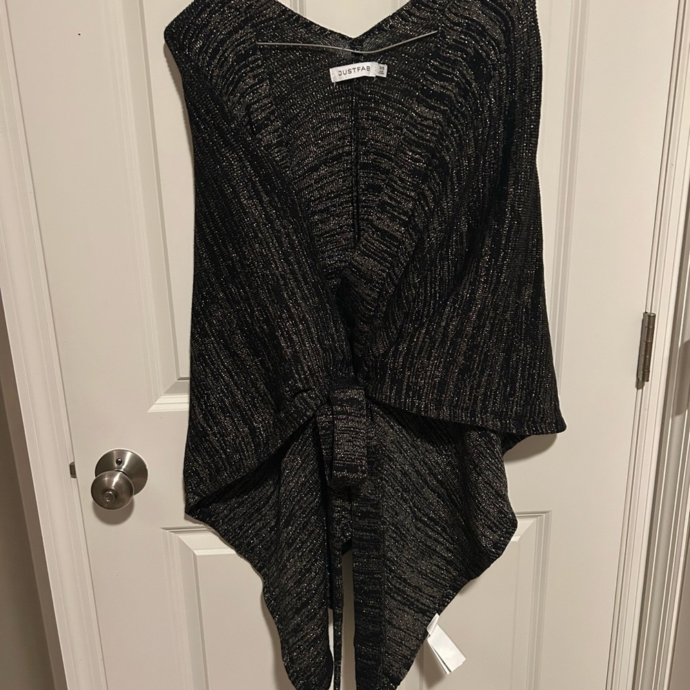 ⭐️$5 when bundled!⭐️One size Just Fab NWT sweater wrap gold and black